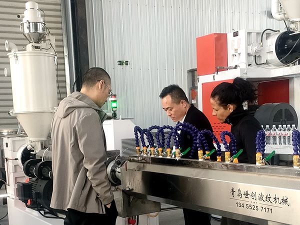 國外客戶考察TPU內胎生產線
